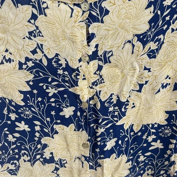 Harlowe & Graham Blue and Cream Floral Women's Top High Low - Picture 5 of 5